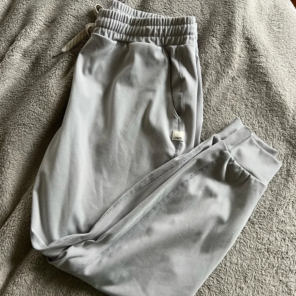 Vuori Women’s Lux Ribbed Performance Joggers Light Grey Small - Picture 4 of 5